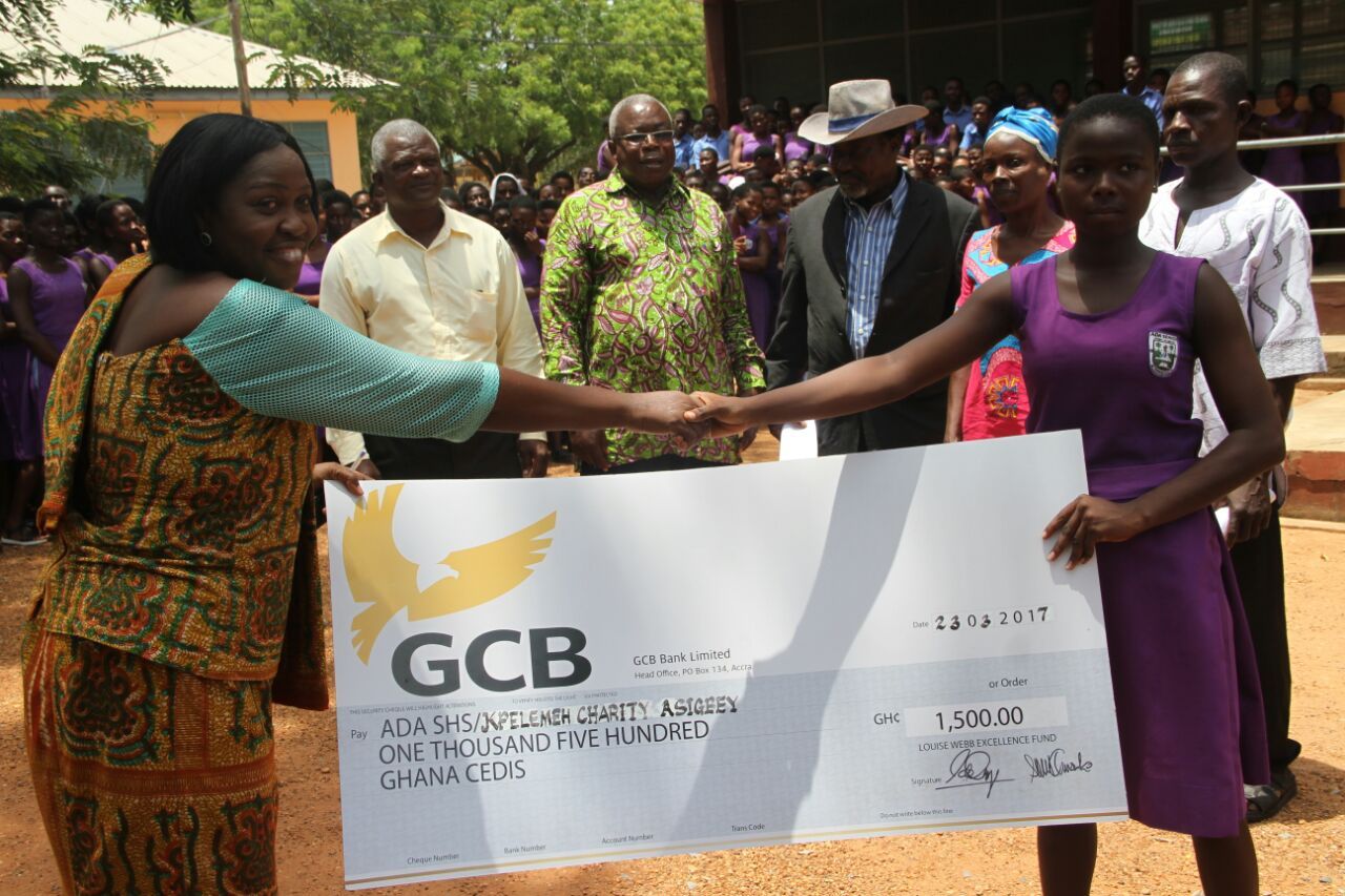 Charity-Kpelemeh-the-2nd-award-winner-receives-her-dummy-cheque-from-Valencia-Quame-the-then-headmistress